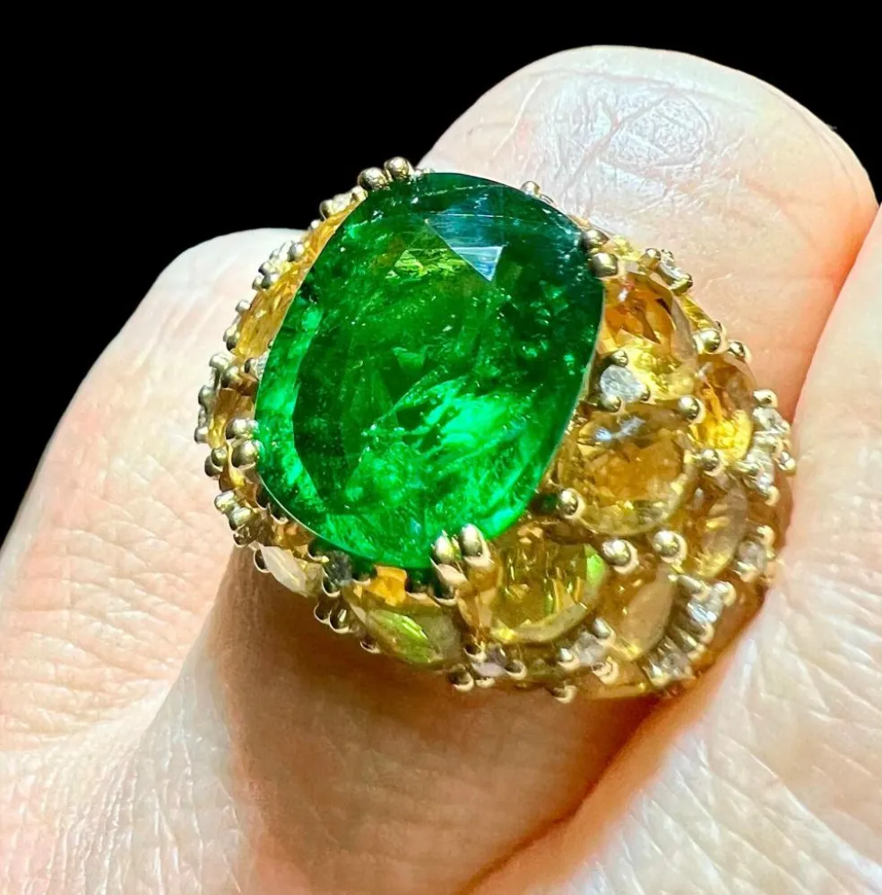Bague Tsavorite 7,20 carats et pavage de citrines