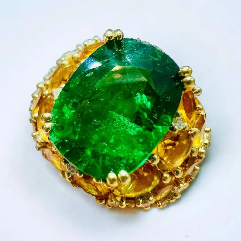 Bague Tsavorite 7,20 carats et pavage de citrines