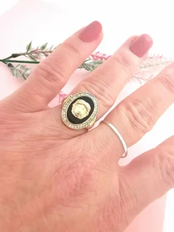 Bague tête de Gorgone sur Onyx