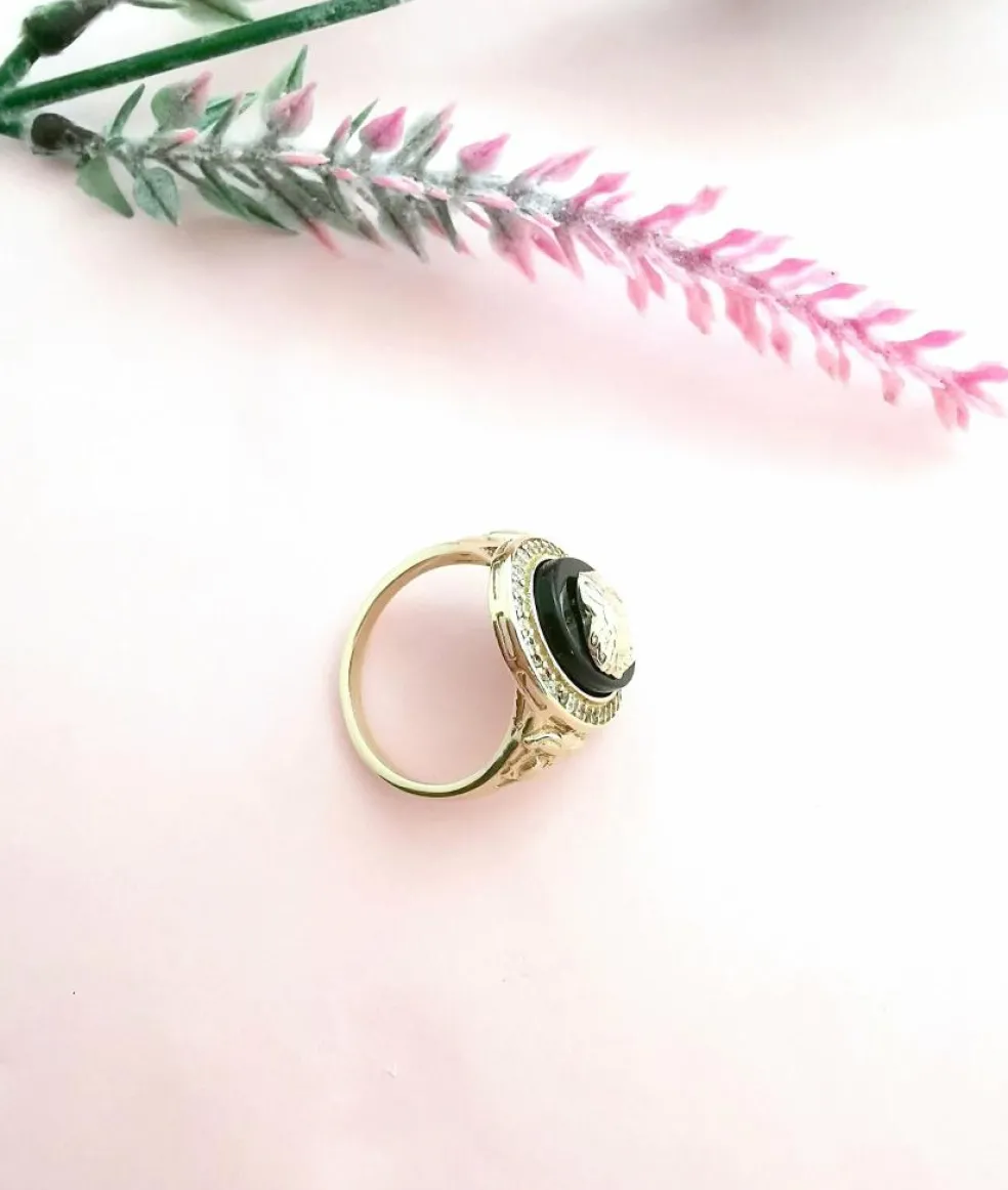 Bague tête de Gorgone sur Onyx