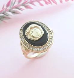 Bague tête de Gorgone sur Onyx