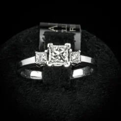 Bague type trilogie Or blanc et Diamants