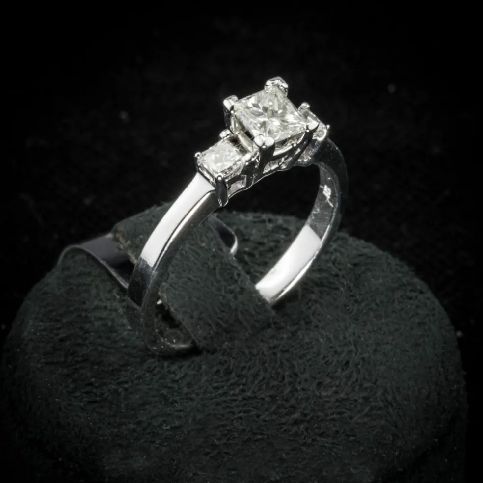 Bague type trilogie Or blanc et Diamants