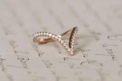 Bague V en or rose et diamants