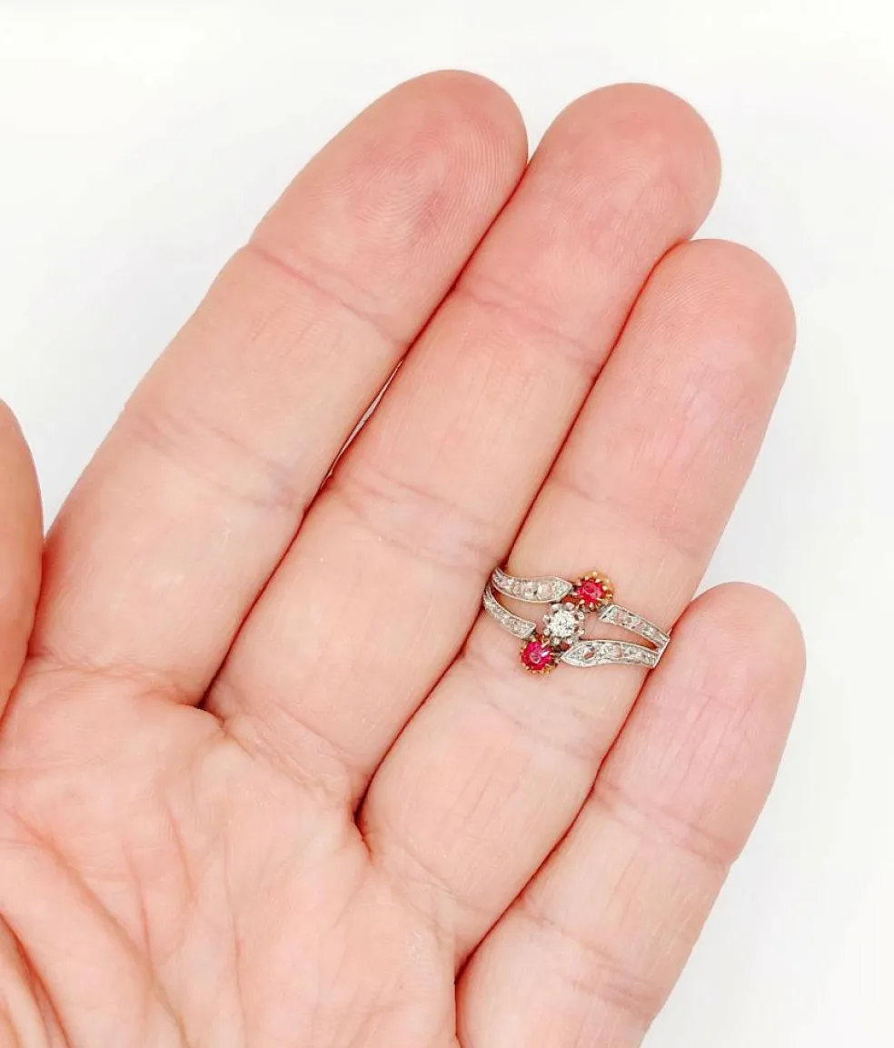 Bague victorienne or rose, diamants, pierres rouges (circa 1880)