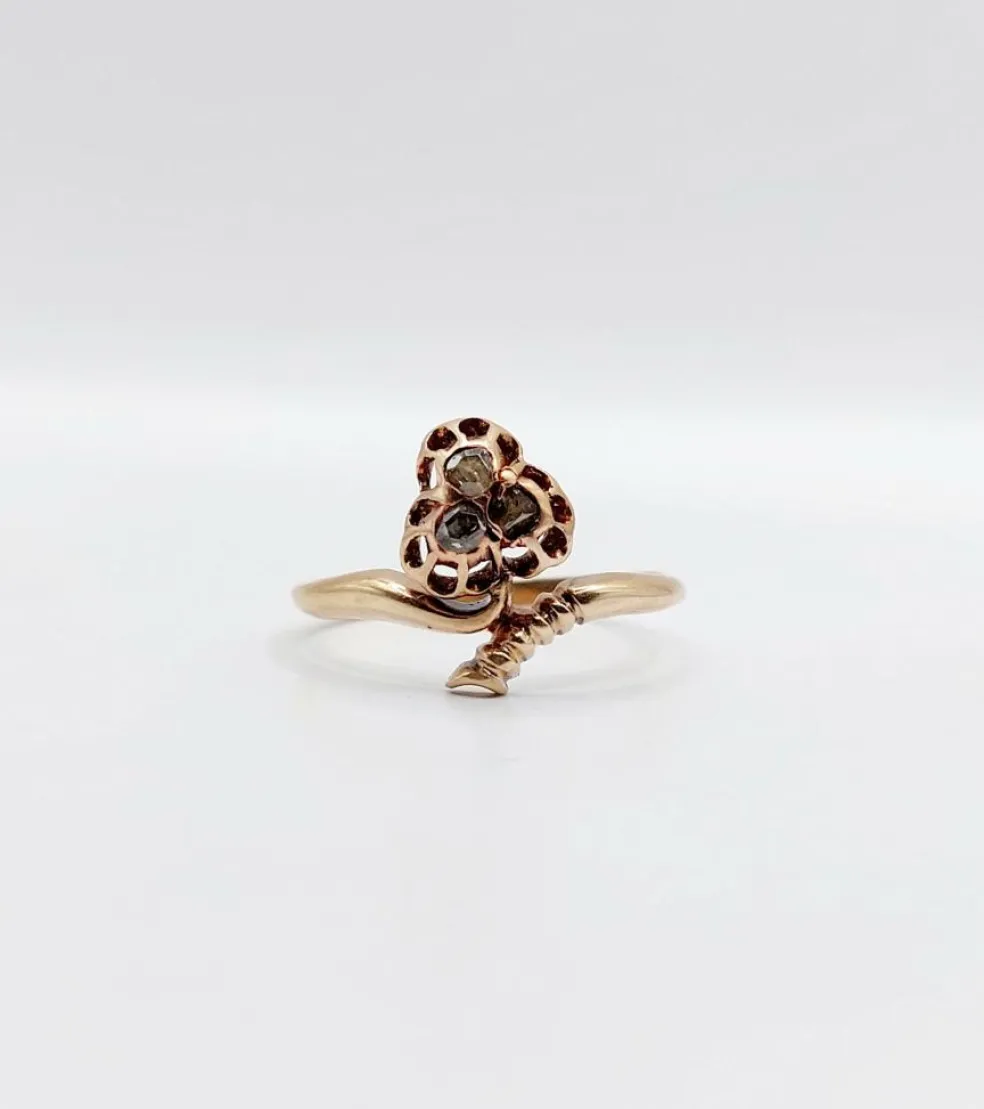 Bague victorienne or rose 18k trèfle orné de diamants taille roses (circa 1900) antique