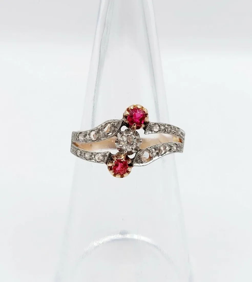 Bague victorienne or rose, diamants, pierres rouges (circa 1880)