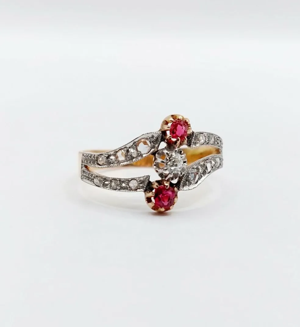 Bague victorienne or rose, diamants, pierres rouges (circa 1880)