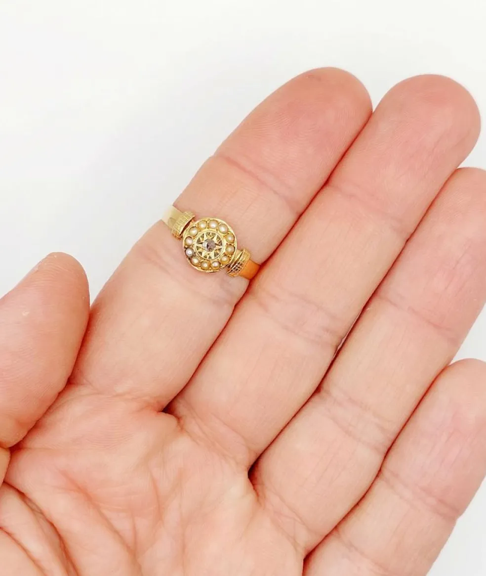 Bague victorienne or rose ornée d'un diamant en serti étoilé entouré de perles