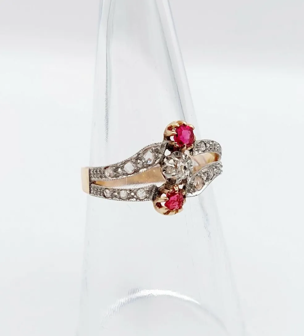 Bague victorienne or rose, diamants, pierres rouges (circa 1880)