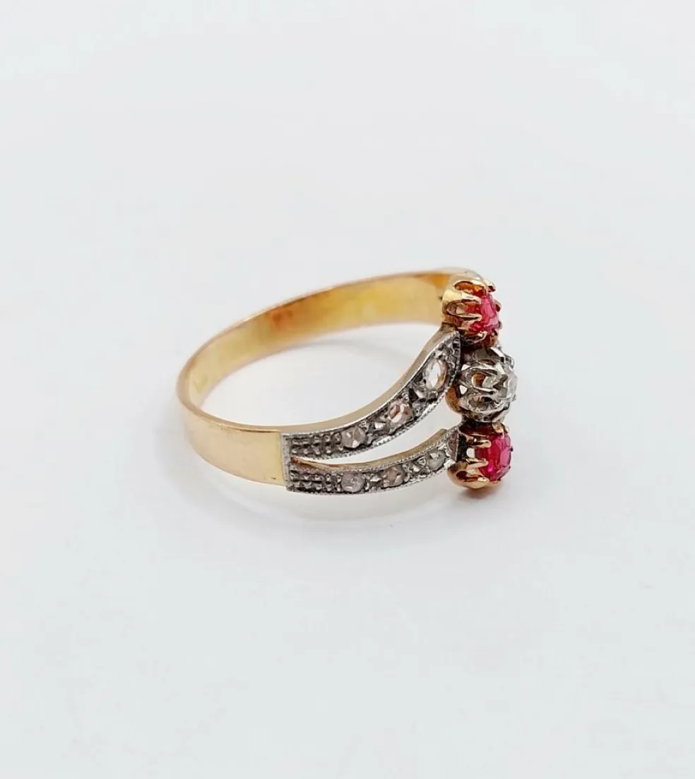 Bague victorienne or rose, diamants, pierres rouges (circa 1880)