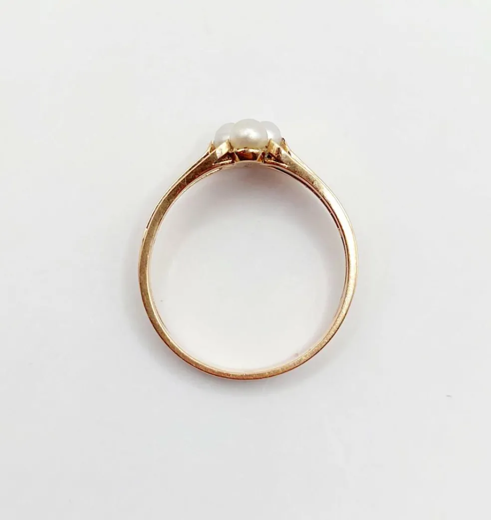 Bague victorienne or rose 18k ornée de perles formant une fleur dans une monture finement travaillée (circa 1900)
