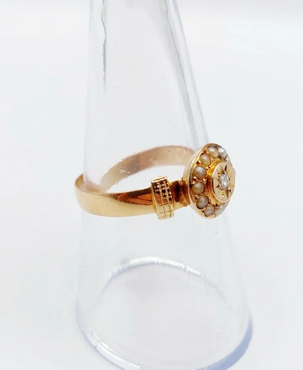 Bague victorienne or rose ornée d'un diamant en serti étoilé entouré de perles