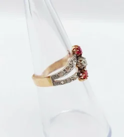 Bague victorienne or rose, diamants, pierres rouges (circa 1880)