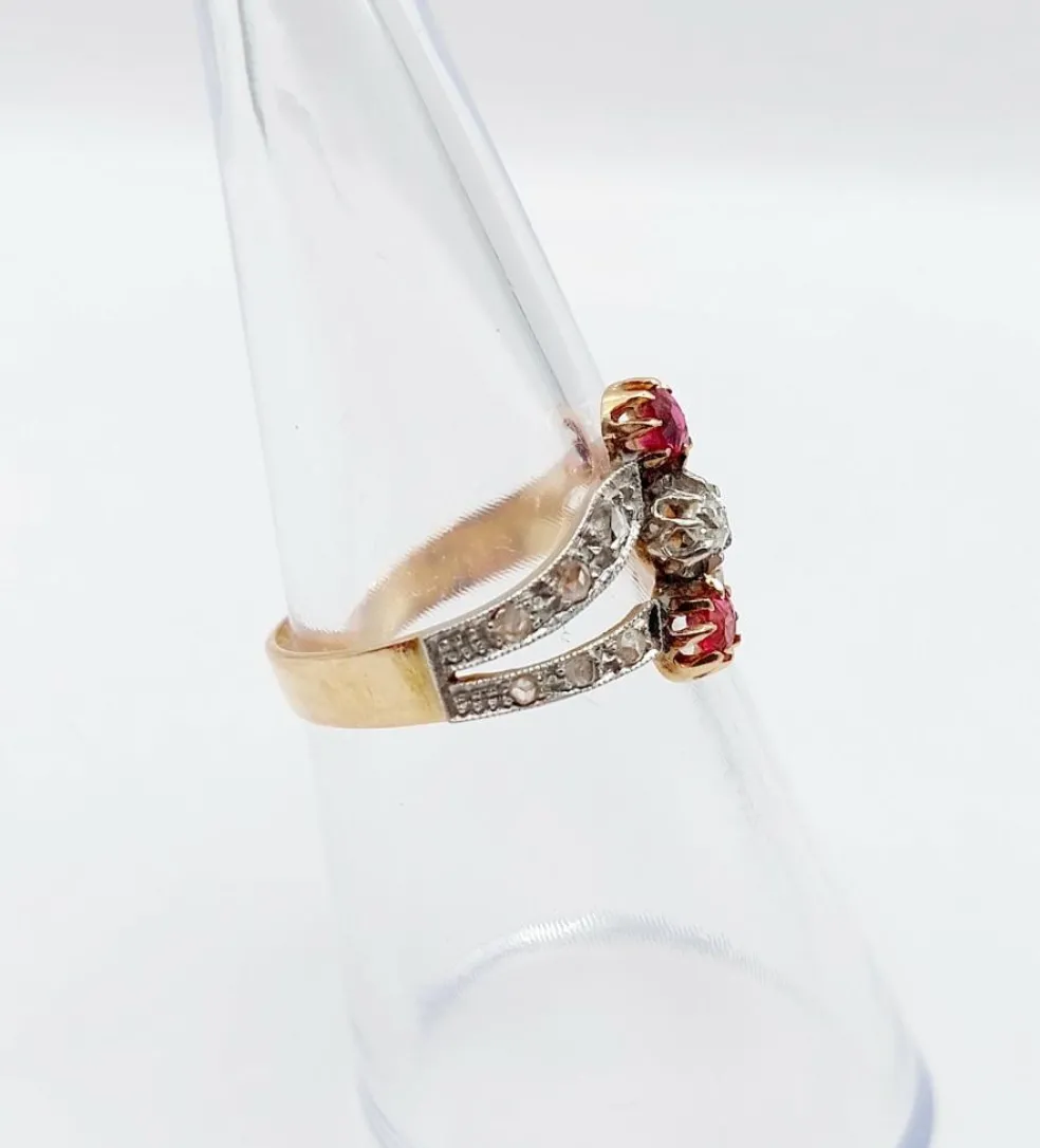 Bague victorienne or rose, diamants, pierres rouges (circa 1880)