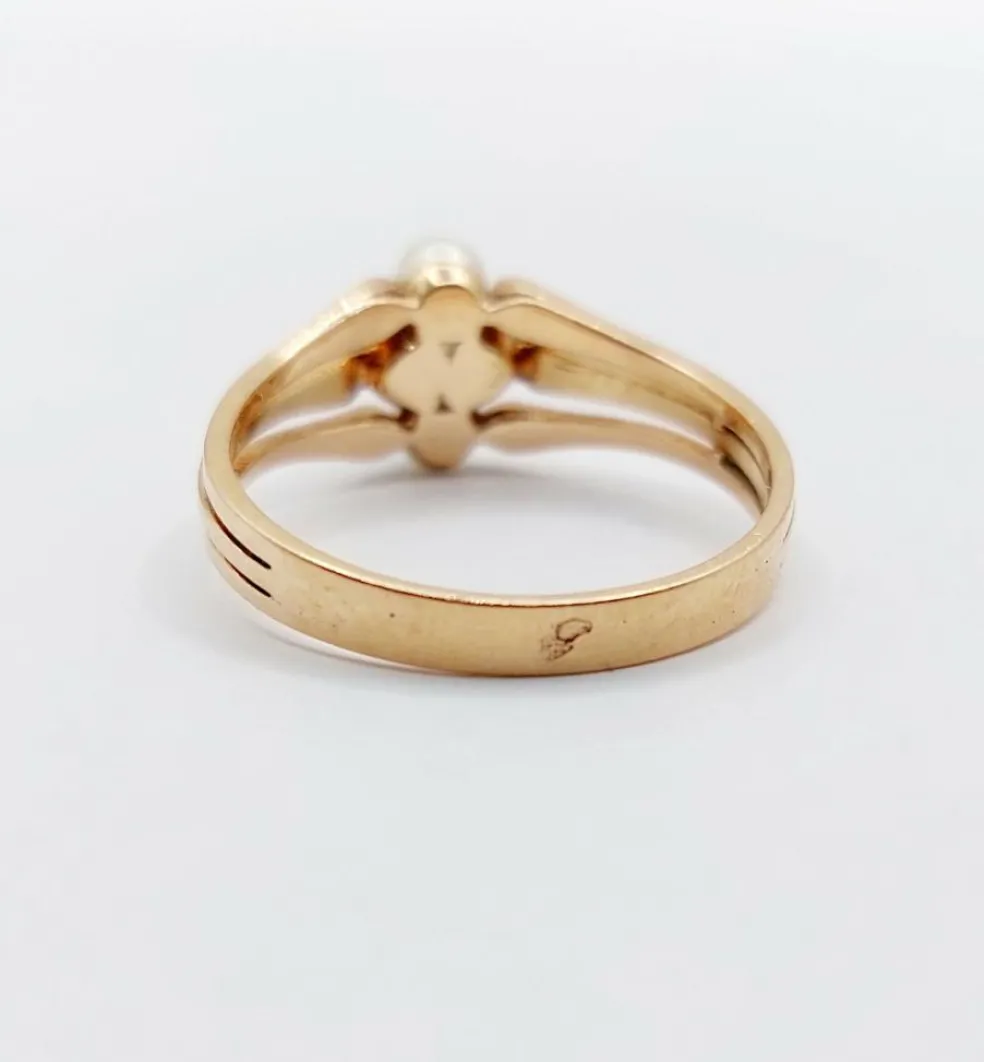 Bague victorienne or rose 18k ornée de perles formant une fleur dans une monture finement travaillée (circa 1900)