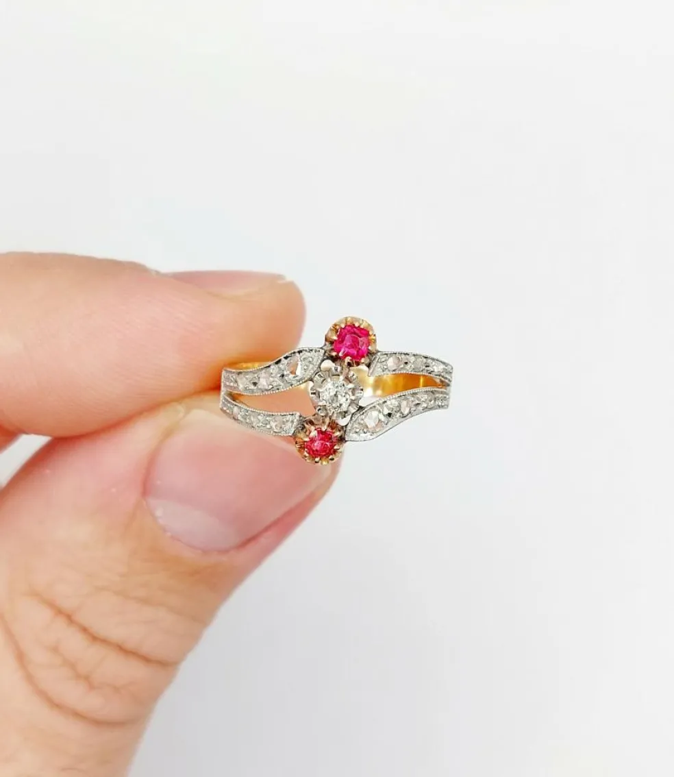 Bague victorienne or rose, diamants, pierres rouges (circa 1880)