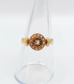 Bague victorienne or rose ornée d'un diamant en serti étoilé entouré de perles