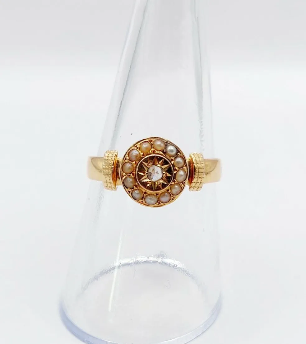 Bague victorienne or rose ornée d'un diamant en serti étoilé entouré de perles