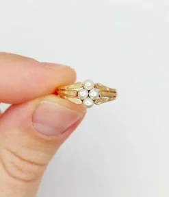 Bague victorienne or rose 18k ornée de perles formant une fleur dans une monture finement travaillée (circa 1900)