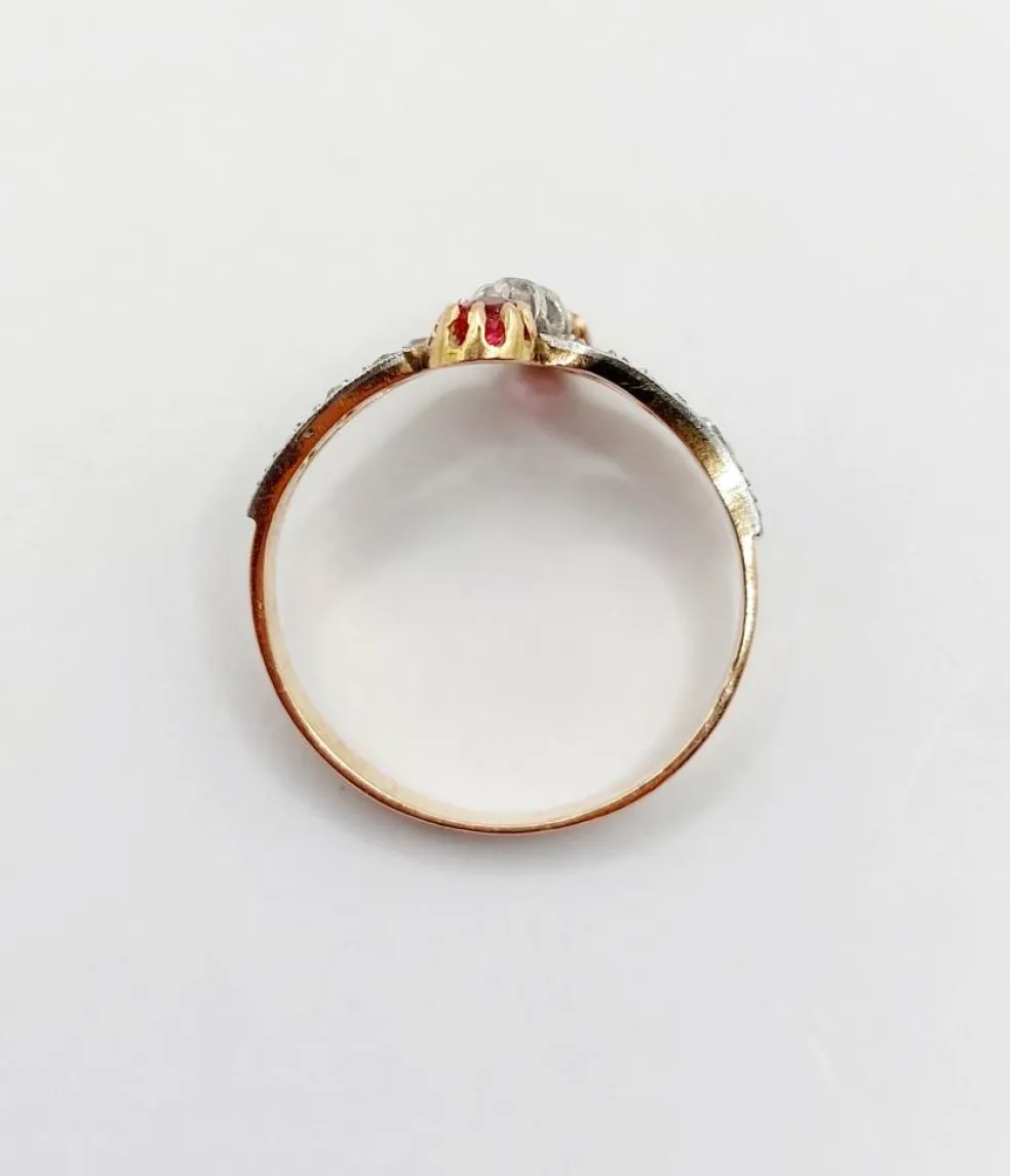 Bague victorienne or rose, diamants, pierres rouges (circa 1880)
