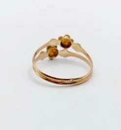 Bague victorienne or rose formant des marguerites ornées de perles et de turquoises