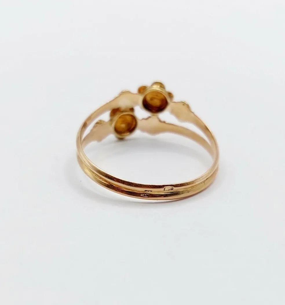 Bague victorienne or rose formant des marguerites ornées de perles et de turquoises
