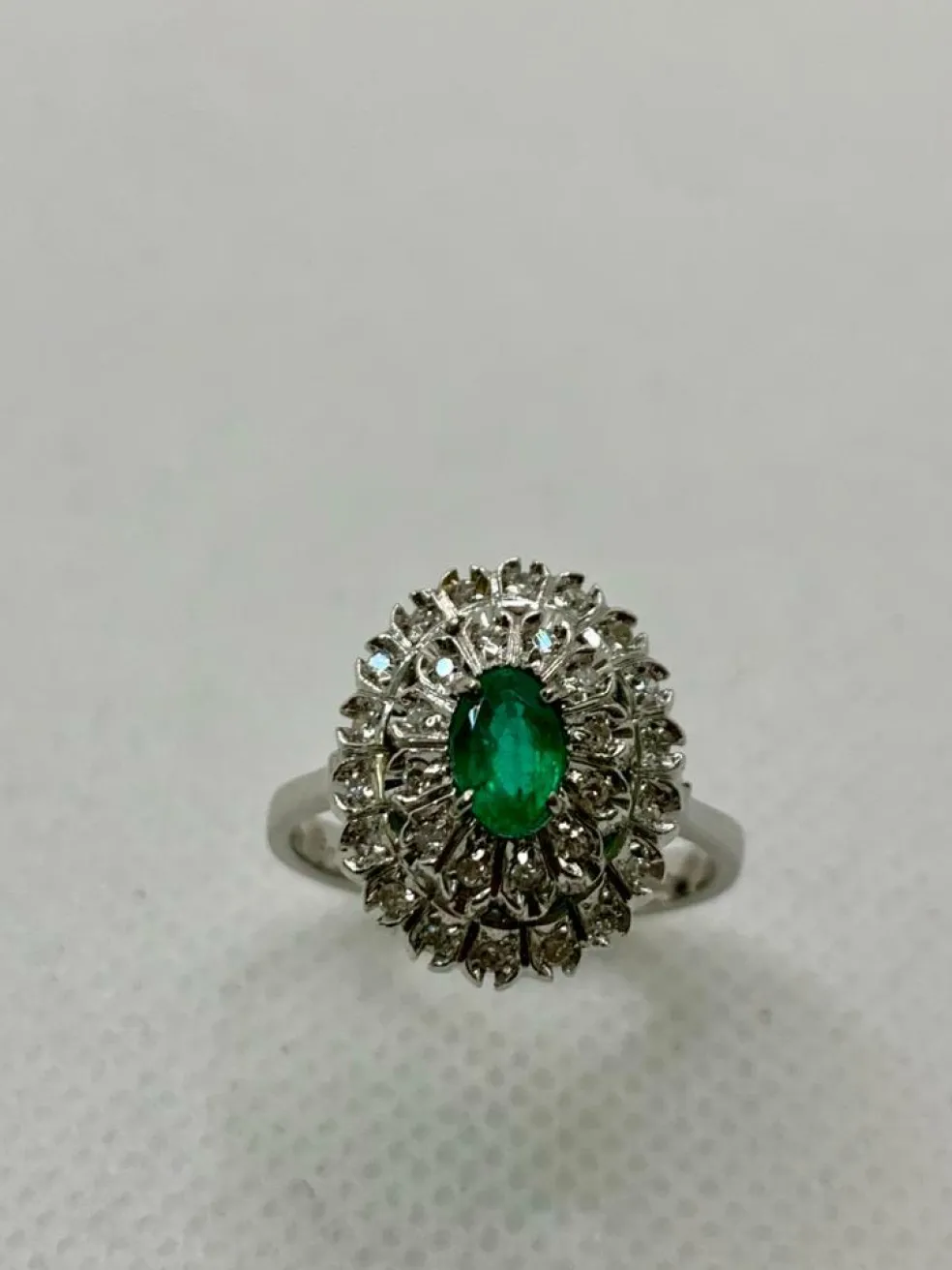 Bague vintage avec émeraude et diamants