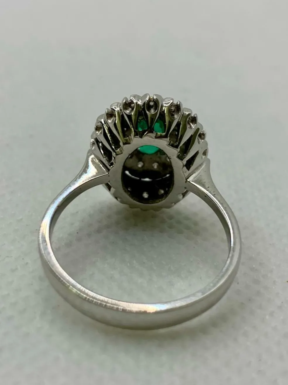 Bague vintage avec émeraude et diamants