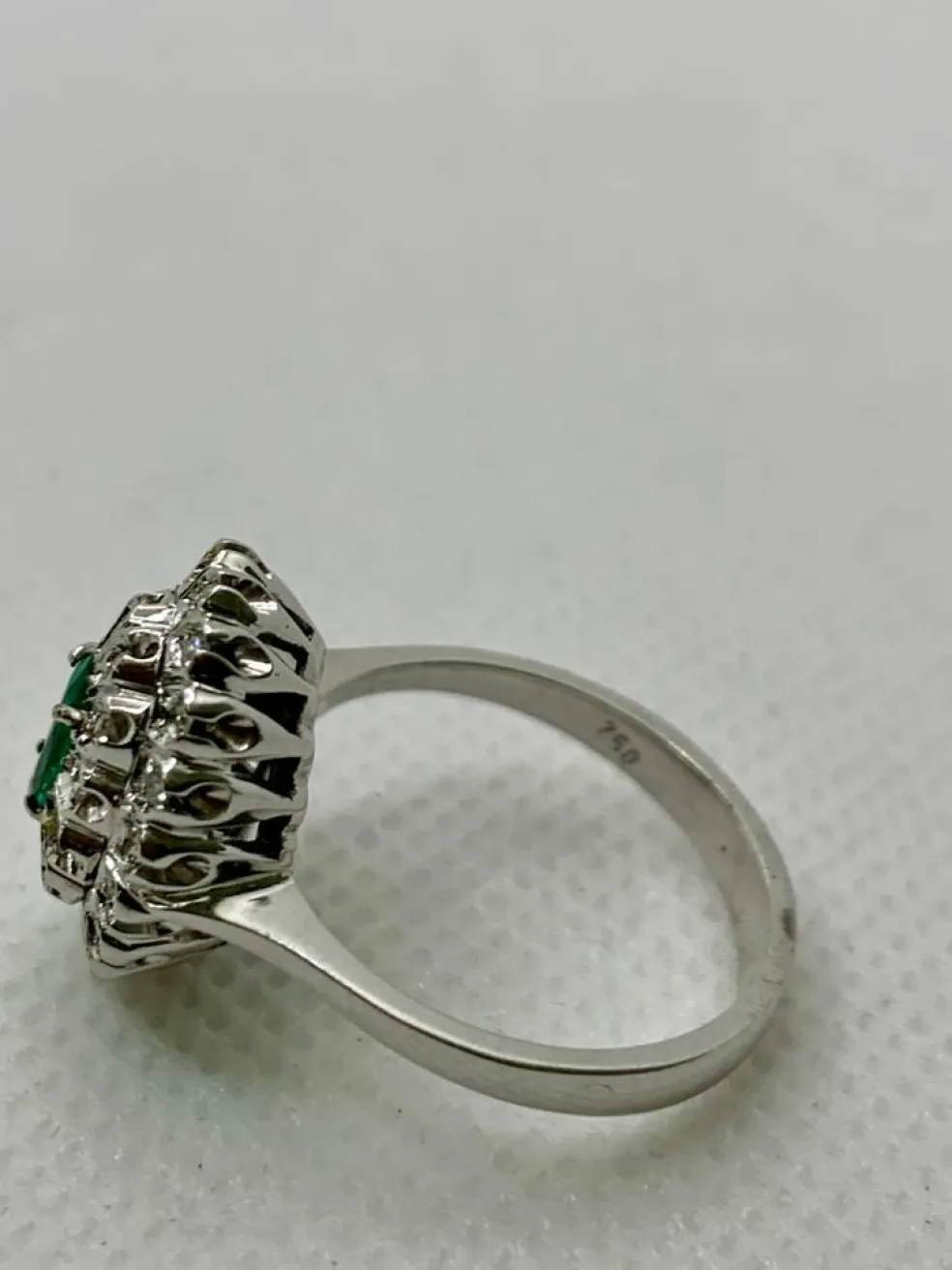 Bague vintage avec émeraude et diamants