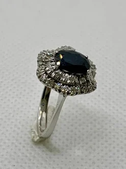Bague vintage avec saphir bleu et diamants