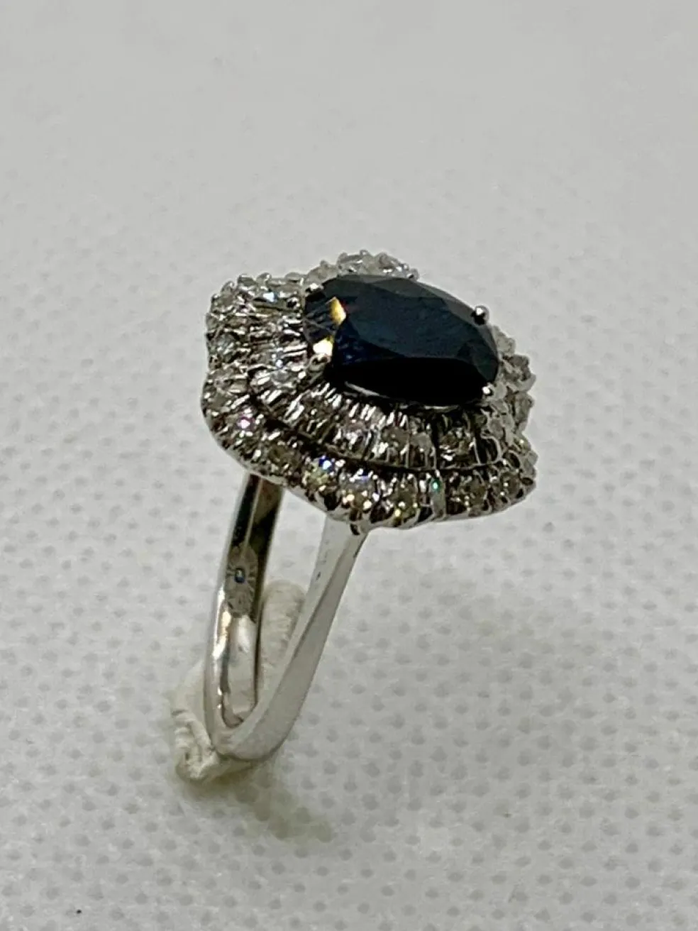 Bague vintage avec saphir bleu et diamants
