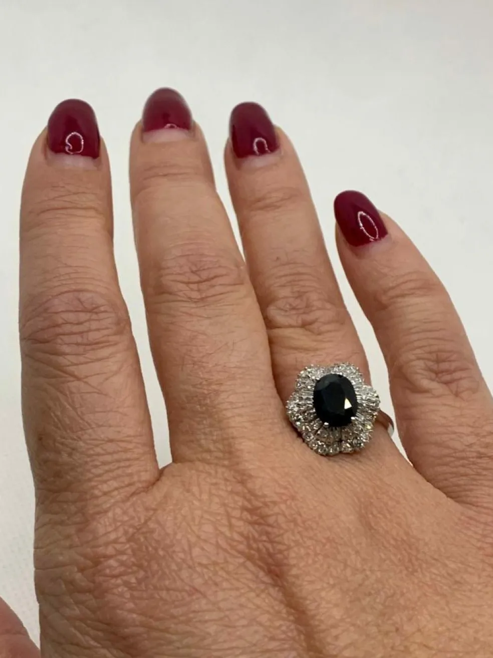 Bague vintage avec saphir bleu et diamants