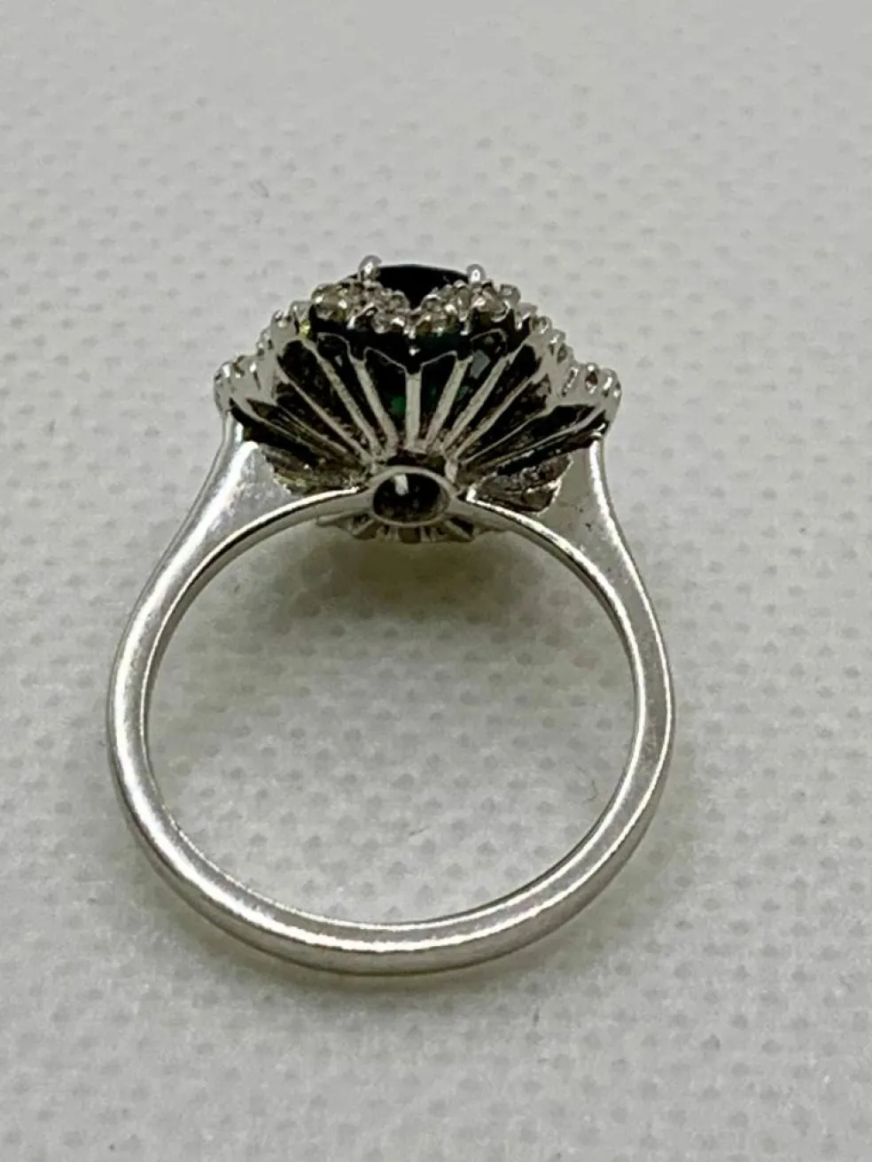 Bague vintage avec saphir bleu et diamants