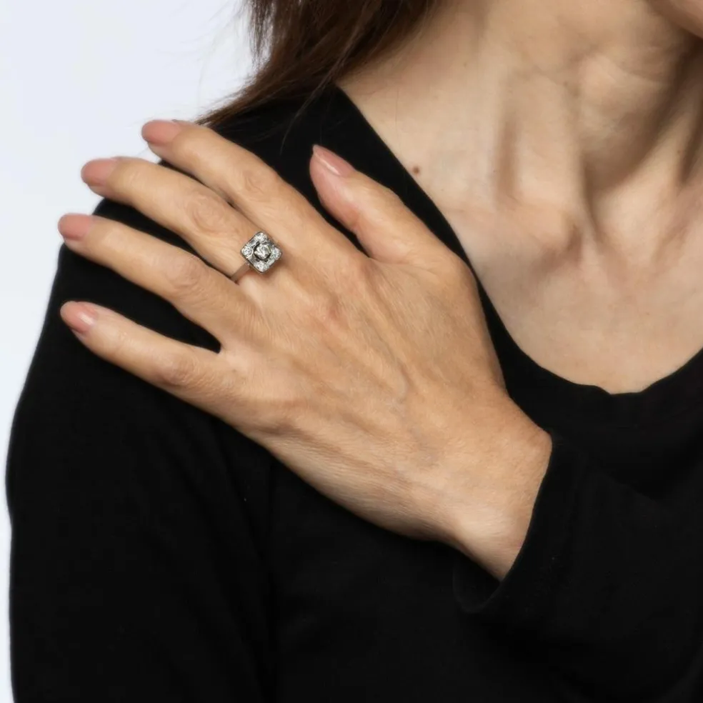 Bague vintage carrée en or blanc avec diamants taille mixte