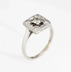 Bague vintage carrée en or blanc avec diamants taille mixte