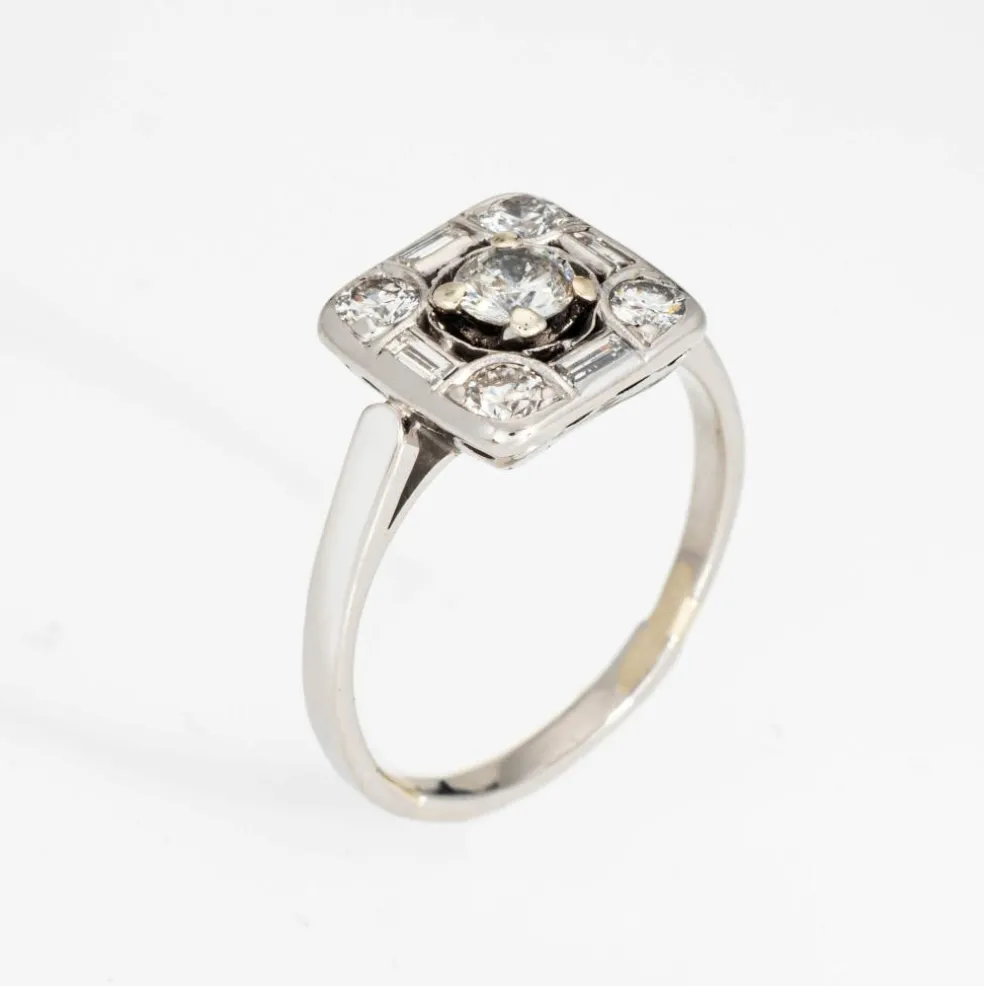 Bague vintage carrée en or blanc avec diamants taille mixte