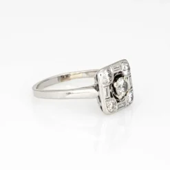 Bague vintage carrée en or blanc avec diamants taille mixte
