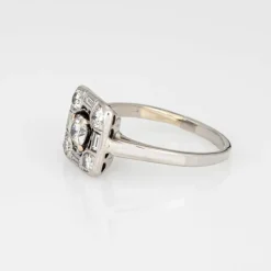 Bague vintage carrée en or blanc avec diamants taille mixte