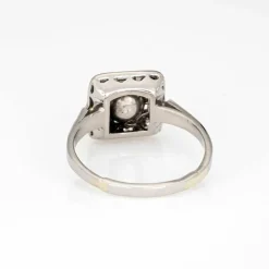 Bague vintage carrée en or blanc avec diamants taille mixte