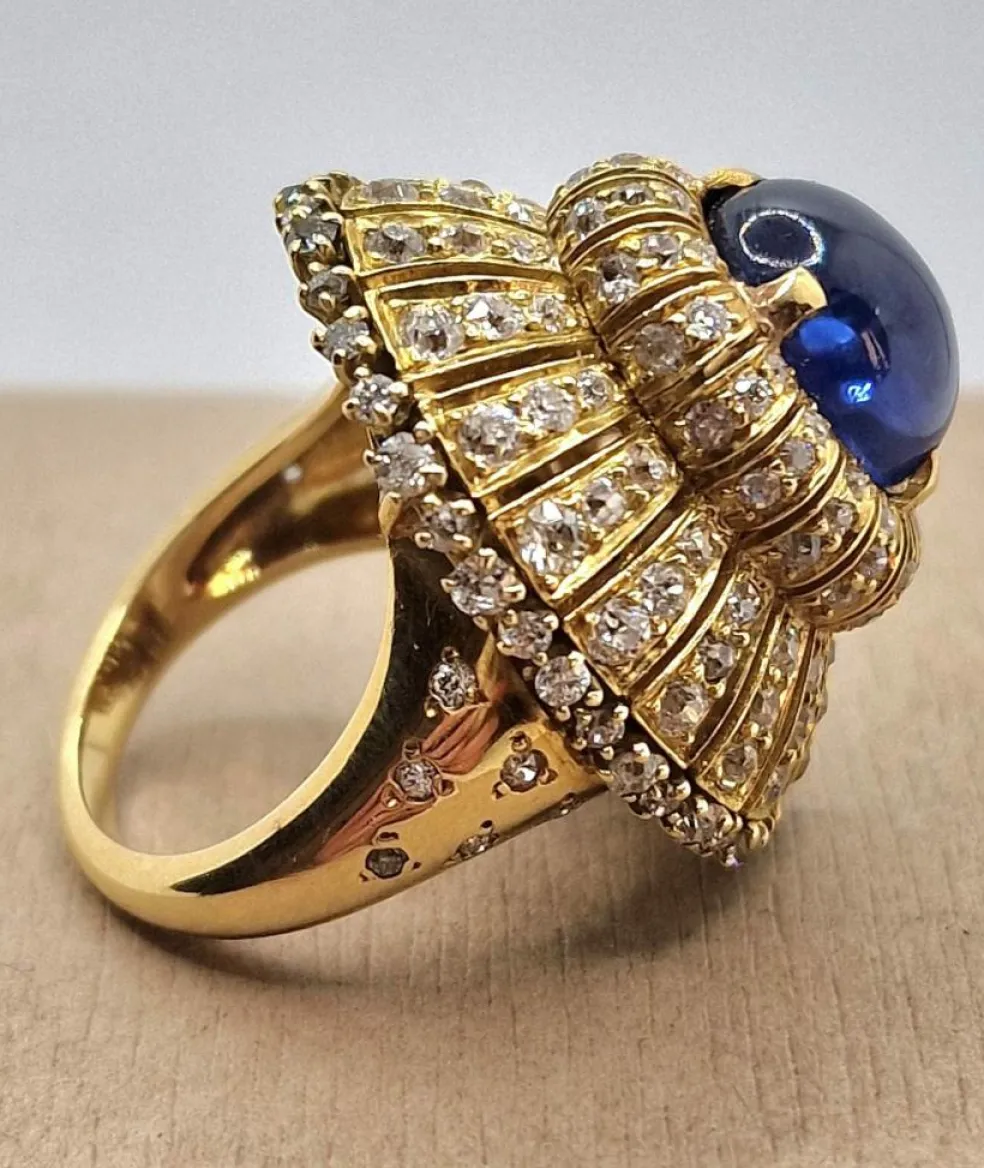 Bague vintage de style trombino avec saphir cabochon et diamants en or jaune 18 carats