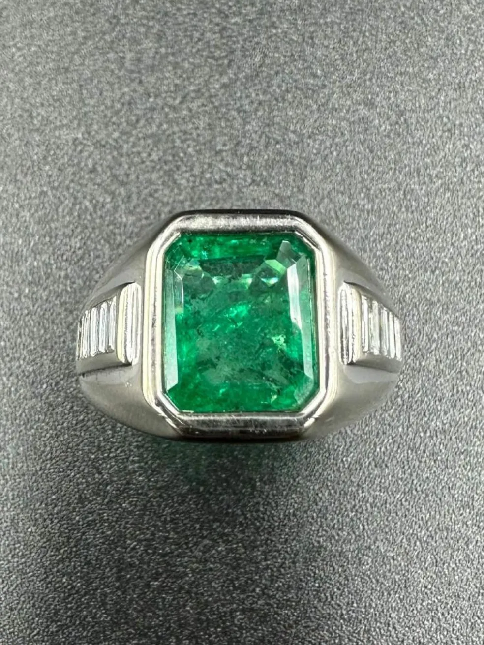 Bague Vintage Emeraude, Diamants, Or Blanc