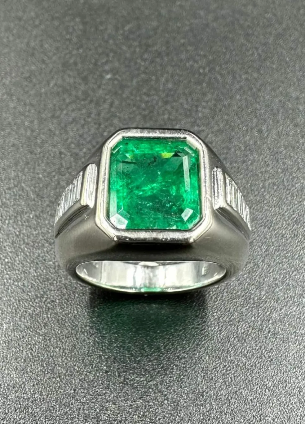 Bague Vintage Emeraude, Diamants, Or Blanc