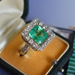 Bague Vintage en Or 18 carats Emeraude de Colombie 5 Carats et Diamants