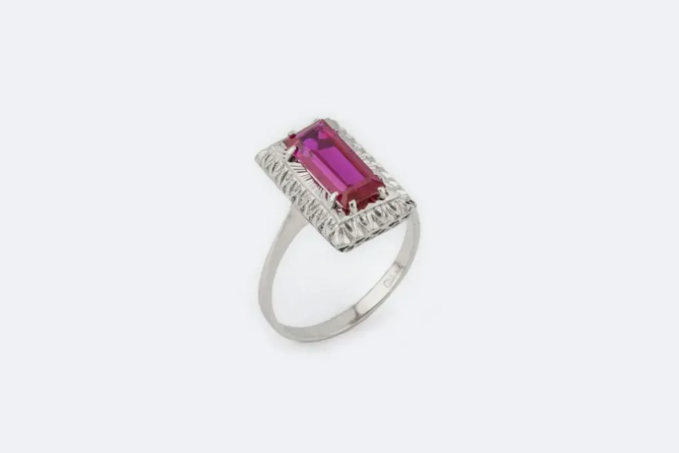 Bague vintage en or blanc avec rubis