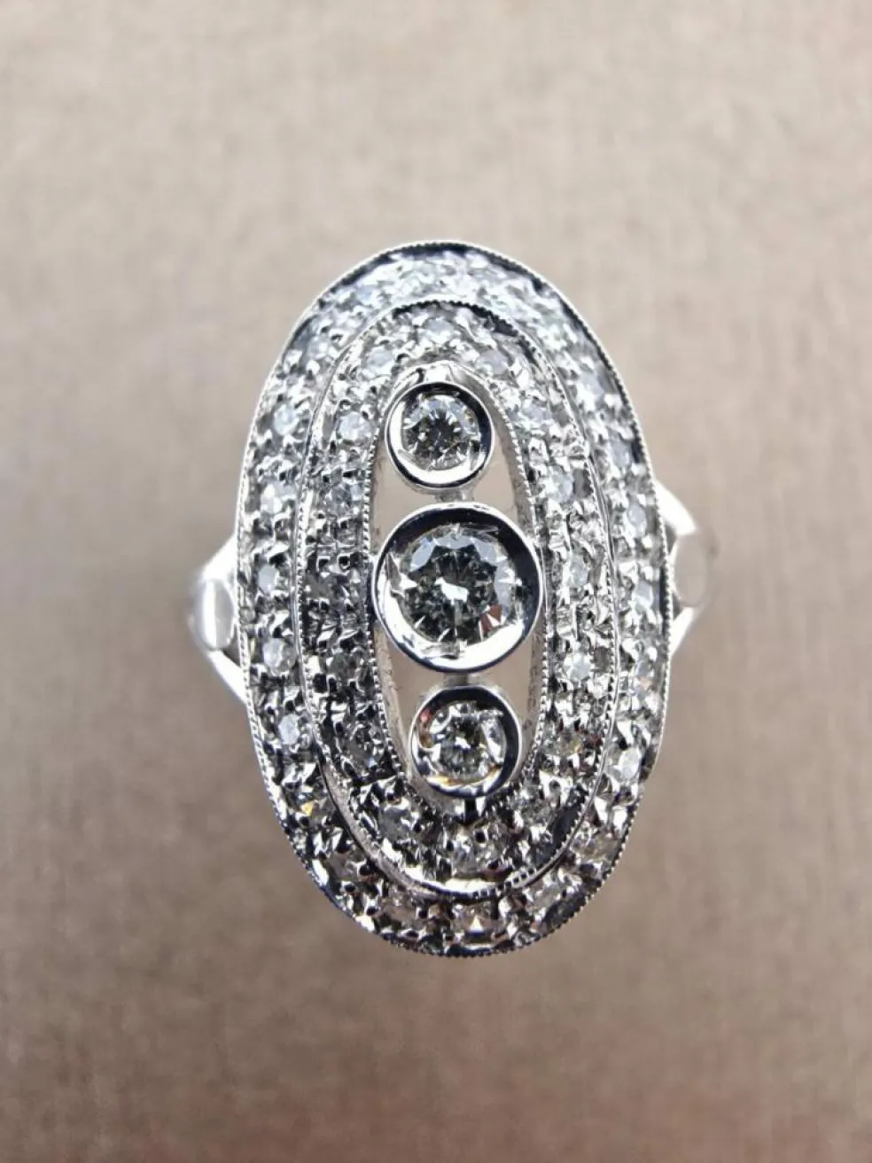 Bague vintage en or blanc 18 carats et diamants du début des années 900