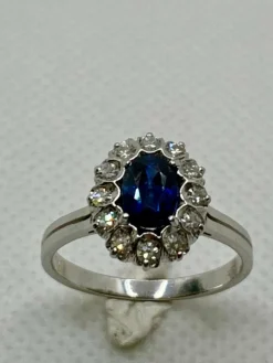 Bague vintage en or blanc, saphir et diamants