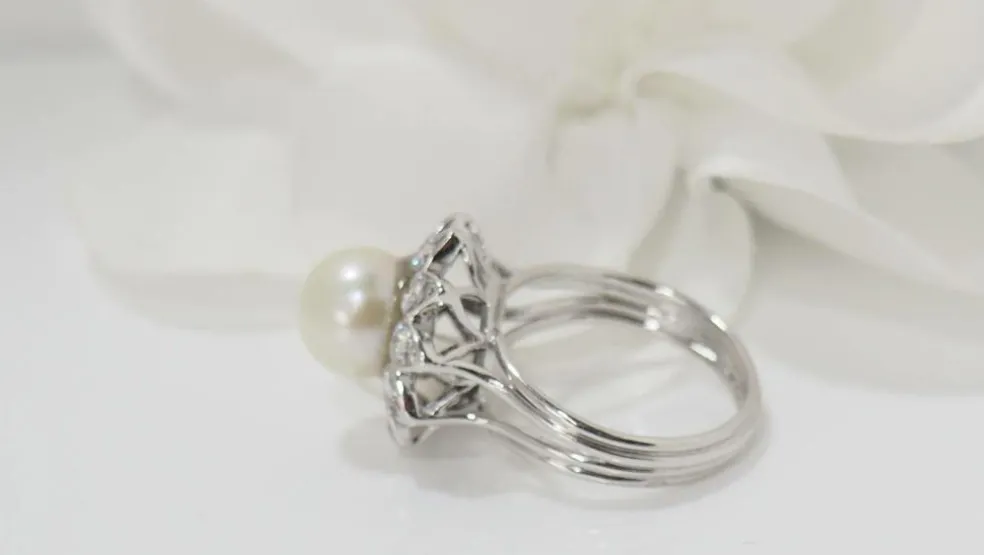 Bague vintage en or blanc, perle de culture et diamants