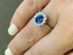 Bague vintage en or blanc, saphir et diamants