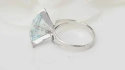 Bague vintage en or blanc et Aigue marine